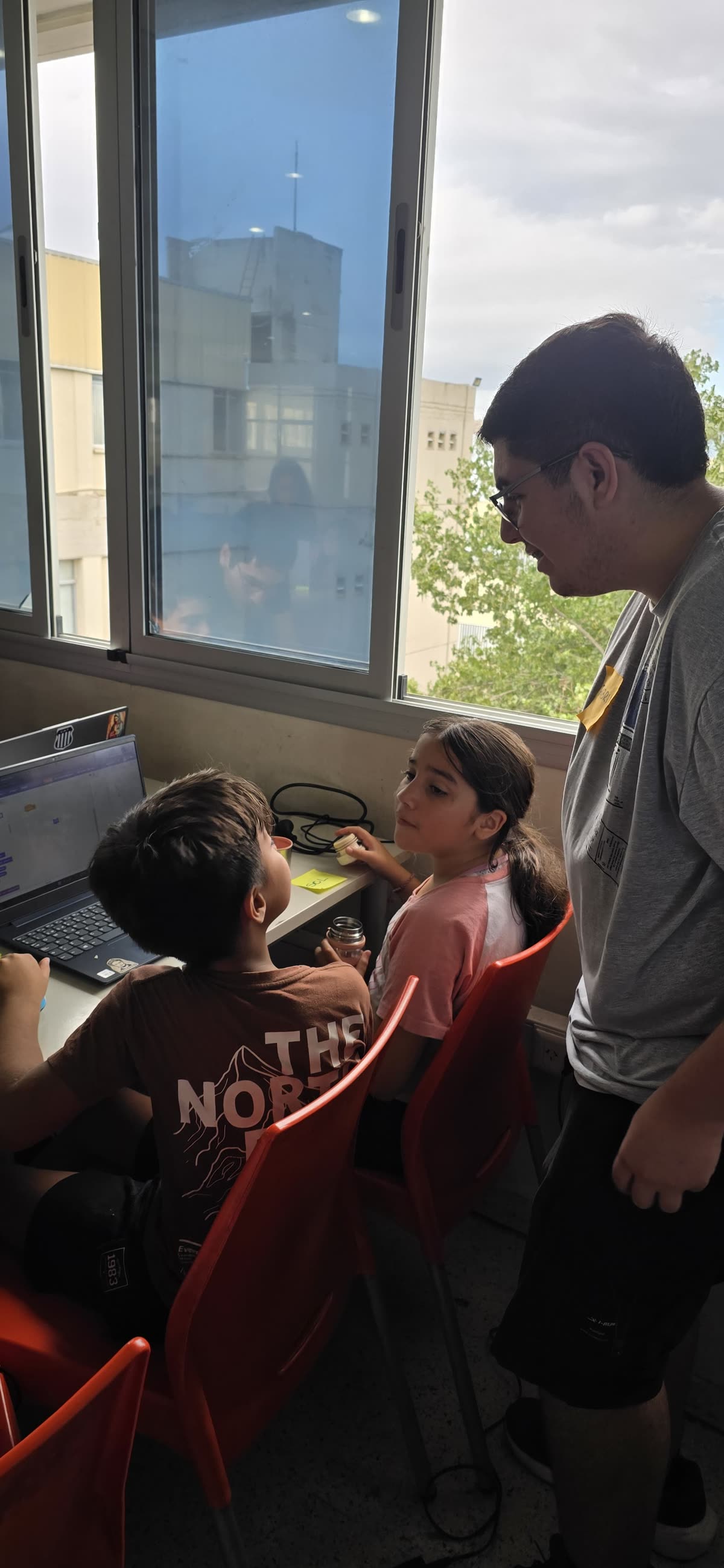Jóvenes aprendiendo y creando en CoderDojo Córdoba