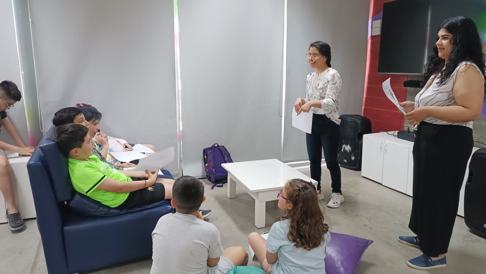 Mentoras compartiendo una actividad con participantes de CoderDojo